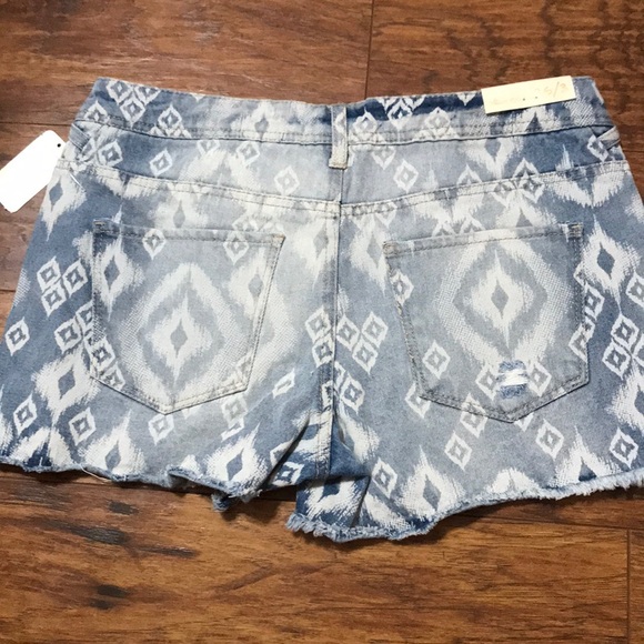 Altar’d State Jean Shorts (3) - Picture 3 of 6